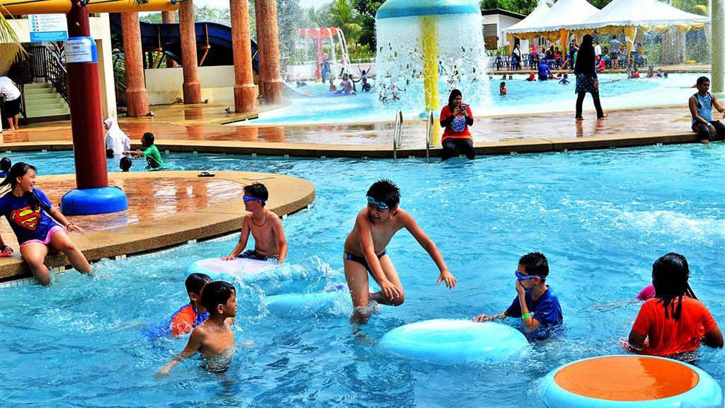 Bayou Lagoon Park Resort Malacca Extérieur photo