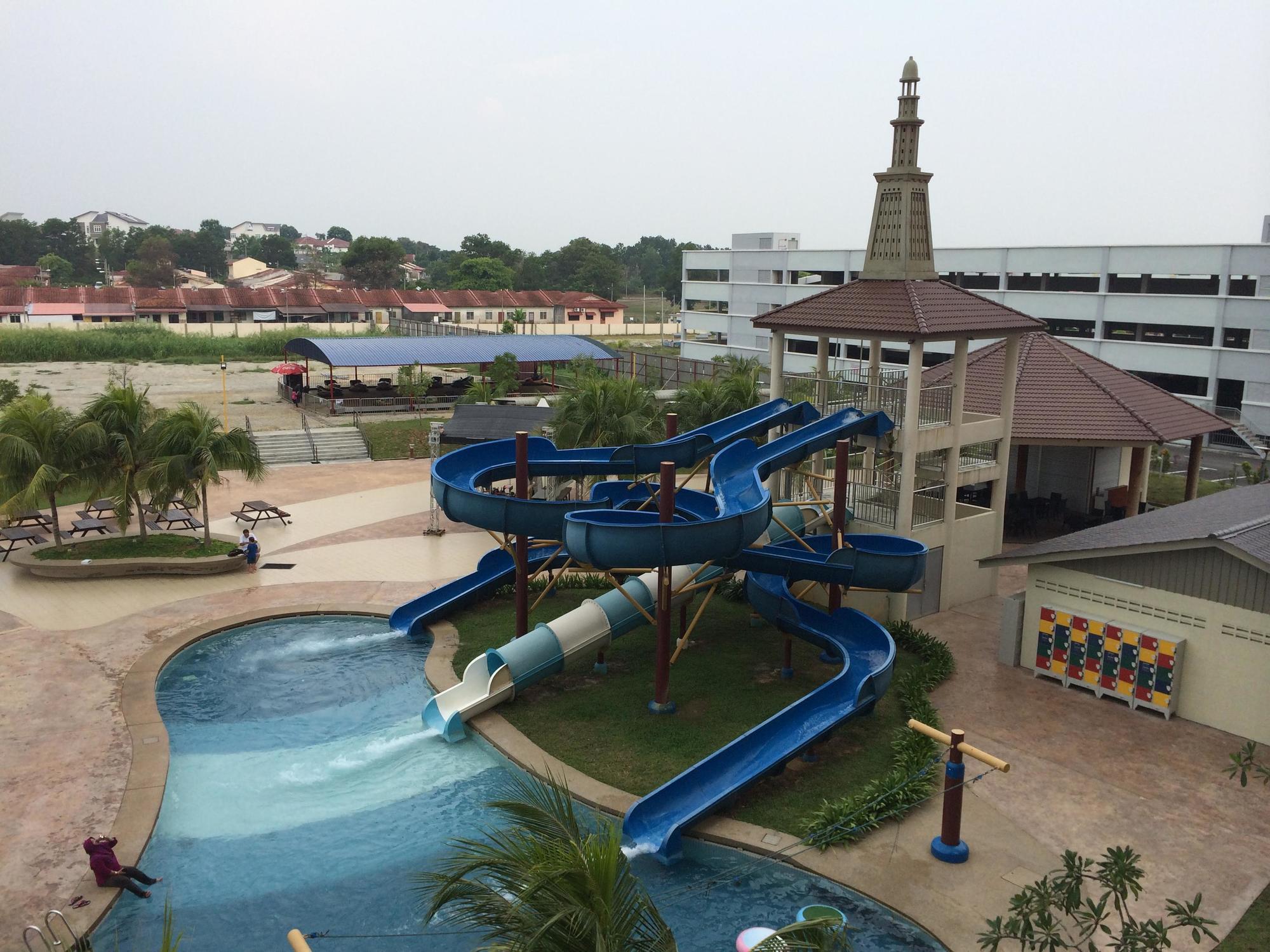 Bayou Lagoon Park Resort Malacca Extérieur photo