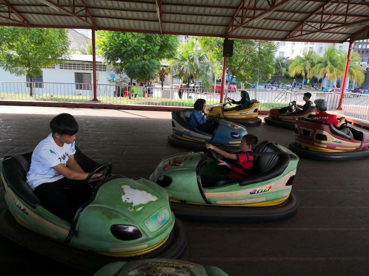 Bayou Lagoon Park Resort Malacca Extérieur photo